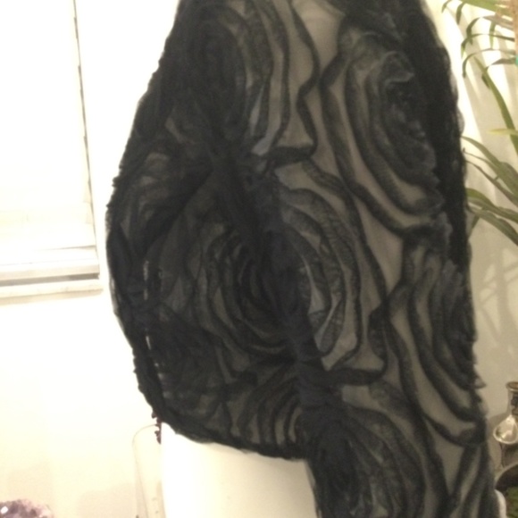 Black rosétte lace shortie jacket - Picture 5 of 6